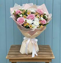 Букет цветов из:  Гвоздики, Орхидеи и Розы в Сусумане