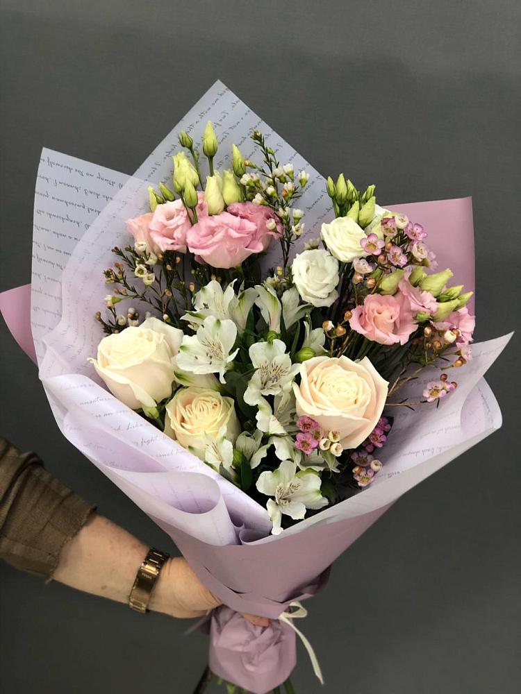 Букет цветов из: Альстромерии, Розы и Лизиантусы в Сусумане