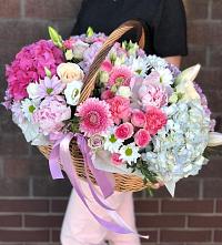 Цветочная композиция из Розы, Хризантемы, Пионы и Лизиантусы в корзине в Сусумане