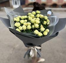 Букет Белые кустовые розы Солинеро в Сусумане
