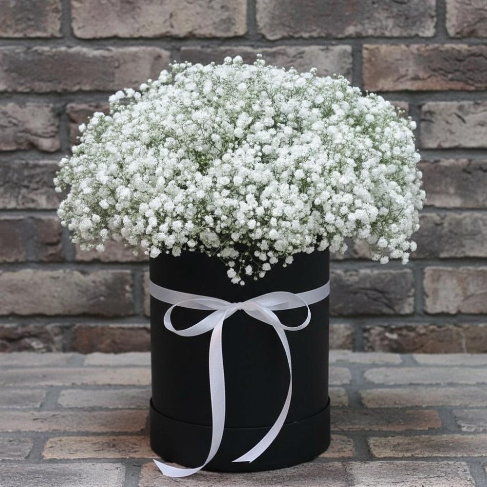 Цветочная композиция из Гипсофила в шляпной коробке в Сусумане