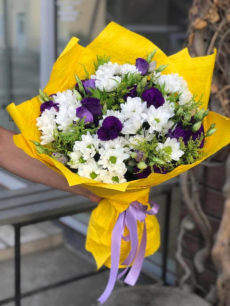 Букет цветов из: Ирисы, Хризантемы и Ромашки в Сусумане