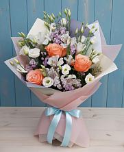 Букет цветов из:  Лизиантусы, Розы, Альстромерии и Гипсофила в Сусумане