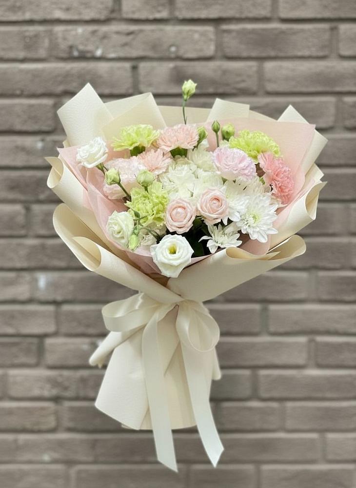 Букет цветов из: Гвоздики, Розы, Лизиантусы и Хризантемы в Сусумане