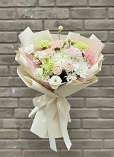 Букет цветов из:  Гвоздики, Розы, Лизиантусы и Хризантемы в Сусумане