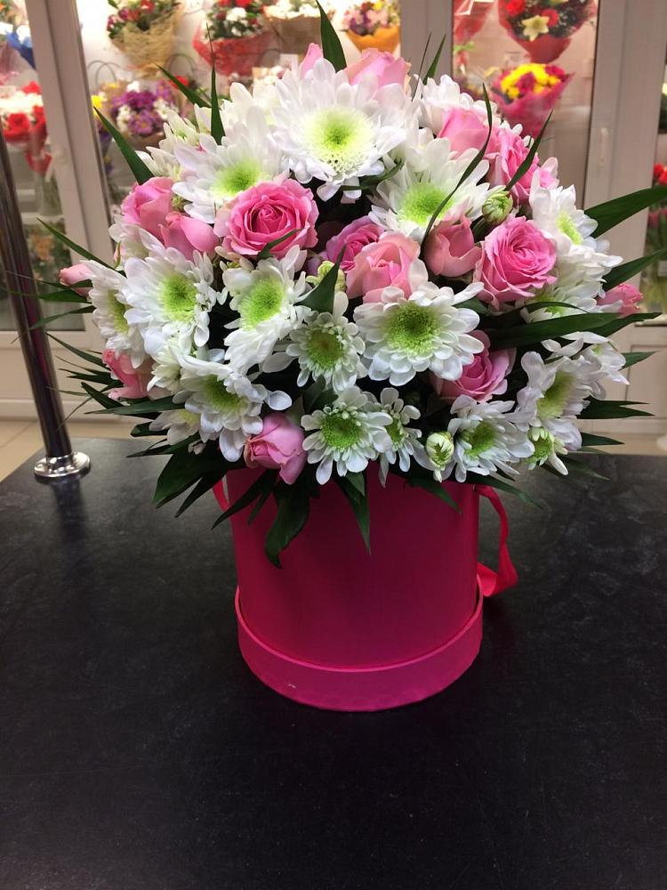 Цветочная композиция из Розы и Хризантемы в шляпной коробке в Сусумане