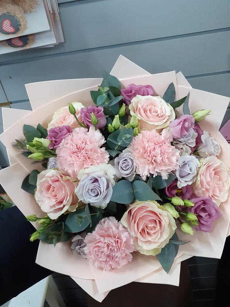 Букет цветов из: Розы, Гвоздики и Лизиантусы в Сусумане