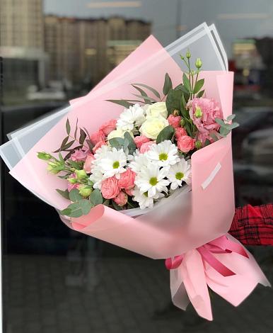 Букет цветов из: Розы, Лизиантусы и Хризантемы в Сусумане